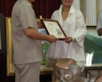 市長胡志強頒發獎狀,感謝蕭珊珊女士捐贈$$$$"觀音"押花作品一幅(攝影：黃玉燕／大紀元