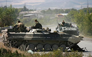 俄部队戈里发放食物 格鲁吉亚民众喊滚蛋
