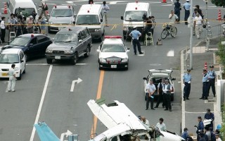 日本一小飛機在大阪交通要道墜毀 無人傷亡