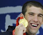 菲尔普斯“泳”夺奥运八金，创下单届奥运囊括最多金牌的个人记录。(TIMOTHY CLARY/AFP/Getty Images)