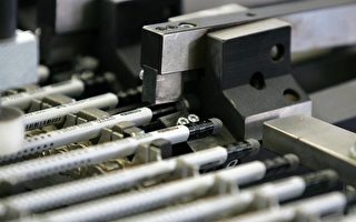 图：德国纽伦堡一家工厂的机器在把橡皮擦嵌在铅笔尾部。这家工厂每年生产20亿只铅笔(JEAN-CHRISTOPHE VERHAEGEN/AFP/Getty Images)