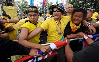 組圖:泰警方總理府外戒備 驅離抗議民眾