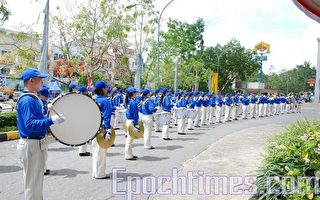 印尼国庆 天国乐团双岛游行震人心