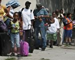 2008年8月30日，新奧爾良等待疏散巴士的人們。（Mario Tama/Getty Images）