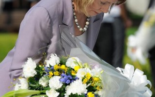 美国女议长向日原爆罹难者致哀
