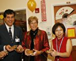 帕克護理中心的副總裁Stuart Almer(左一) 、 經理Maureen Schneider(中) 以及亞裔市場部負責人林麗芬(右一)出席了聯歡會，與耆老共渡佳節。(攝影﹕史靜/大紀元)
