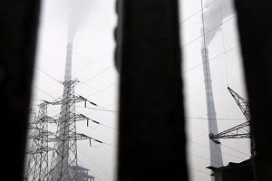 中国国家电监会有关负责人11日表示，当前通胀压力缓解，今年可能上调电网销售电价。(China Photos/Getty Images)