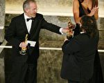 2004年彼得‧傑克森憑借《指环王3：王者归来》獲得多項奧斯卡獎。圖為斯皮爾伯格給傑克森頒獎。（攝影：Kevin Winter/Getty Images）