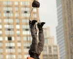 组图:悬空倒挂3天 大卫魔术挑战极限