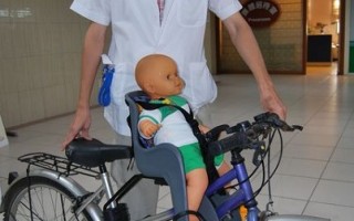 幼儿乘脚踏车 脚绞入后轮骨折