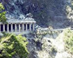 白楊步道明隧道遭巨石壓毀  中橫交通中斷