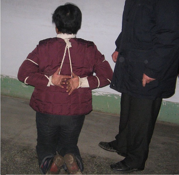 酷刑演示:上繩(明慧網)