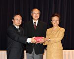 中文学校联合会会长交接 表扬优秀师生