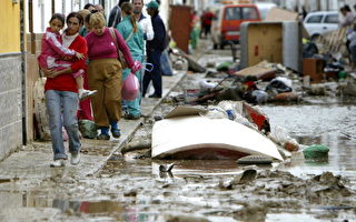 西班牙大洪水 泥流街道肆虐