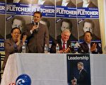 外交部长艾民信(David Emerson)(右2)、士嘉堡爱静阁候选人刘秉纯(右4)、烈治文山候选人梁中心(右1)、在万锦市于人村候选人范德勤(Duncan Fletcher) (右3)选区办公室与华语媒体见面(摄影:周行/大纪元)。