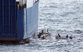 索马利亚海盗劫持军火货轮  美舰续包围施压
