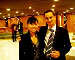瑞士年輕銀行家Ja與南韓裔的妻子看神韻的演出，發現中華文化的美好。（攝影：唐泓/大紀元）
