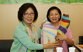 美國華裔婦女總商會會長徐朱留弟(右)為朱若愚(左)做「色彩診斷」模特。(攝影﹕史靜/大紀元)