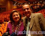 私人银行高级投资顾问主管大卫‧埃里亚胡（David Eliahou）和他的母亲珍妮特。（摄影：Lily/大纪元）