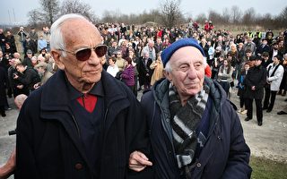 二位辛德勒當年解救的猶太人Jan Dresner (左) and Ludwik Kutcher (右)，出席普拉紹夫紀念活動。（Getty Images