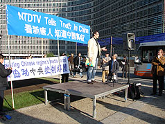 新唐人支持者籲歐盟  要求歐衛恢復發送訊號