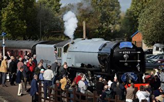 組圖：英國「龍捲風號」蒸汽火車展示