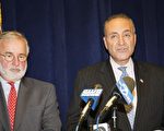 国会参议员舒默 (Charles E. Schumer) （右）和众议员毕雪甫 (Tim Bishop) 于10日在曼哈顿舒默的办公室记者会上谈目前的经济危机。（摄影﹕黎新∕大纪元）