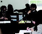 哈佛访问学者魏朝勇教授(左一)谈陈铨的名剧“野玫瑰”，右为哈佛大学教授王德威，右前为系列讲座组织者张凤女士。(摄影：秦川/大纪元)