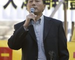 10月12日，中國民陣副主席唐元雋在洛杉磯舉行的全球民運及各界聲援中國退黨潮大集會上發言。(攝影﹕季媛/大紀元)