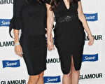 女星科特妮·考克斯(Courteney Cox)以一身黑裙亮相和黛咪合影，二人衣着相似堪比“姐妹花”。(图片来源：Getty Images)