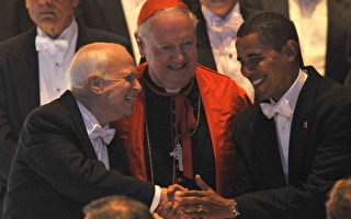 麦凯恩和奥巴马出席晚宴互相调侃