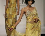 2008年10月20日,印度時裝週上,模特展示設計師Deepika Gehani 的作品。(SAJJAD HUSSAIN/AFP/Getty Images)