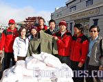 北加州中国大专校联会和金山华侨文教中心为延宕归期的“太平公主号”船员们送来两大车食品。（大纪元）