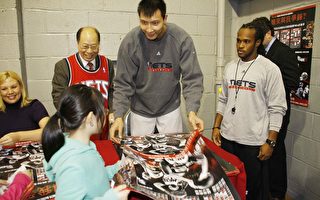 NBA籃球明星易建聯訪中華公所