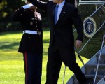 布什總統年薪40萬美元。(TIM SLOAN  /AFP/Getty Images)