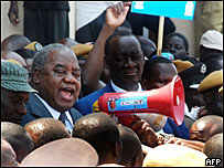 赞比亚执政党候选人班达宣誓就任总统