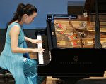 11月2日，目前正在纽约曼哈顿音乐学院（Manhattan School of Music）攻读钢琴表演硕士学位的陈祐慈在新唐人电视台首届全世界华人钢琴大赛上演奏。