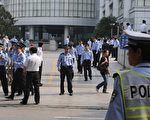 2008年10月20日在上海高院外，有众多的警察把守，恐怕会有更多的“杨佳式”人物出现。(AFP /getty images)