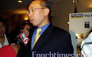冯伟杰高票当选罗州首位华裔市长