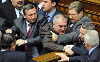 乌克兰国会全武行 议长遭革职 