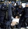 防暴警察毆打抗議者。（大紀元）