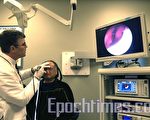 文因醫生（左）用內視鏡檢查檢查鼻腔內部。（攝影: 徐明/大紀元）