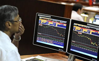 受華爾街股市下跌影響，亞太股市星期四（20日）再度普遍下跌。圖為投資人在菲律賓證券交易所關注股市動向。(ROMEO GACAD/AFP/Getty Images)