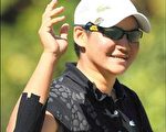 台灣高爾夫女將曾雅妮昨天在ADT錦標賽第1回合第3洞，抓下1隻老鷹，她微笑舉起手回應觀眾的歡呼。（法新社）