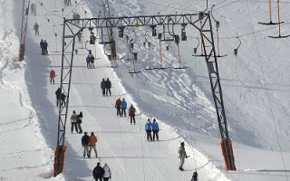 组图：德国“楚格峰”吸引数千滑雪游客