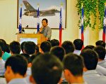 嘉义社区大学执行长陈柏濡在空军水上基地向空军455联队士官兵演讲。 (水上空军基地提供)