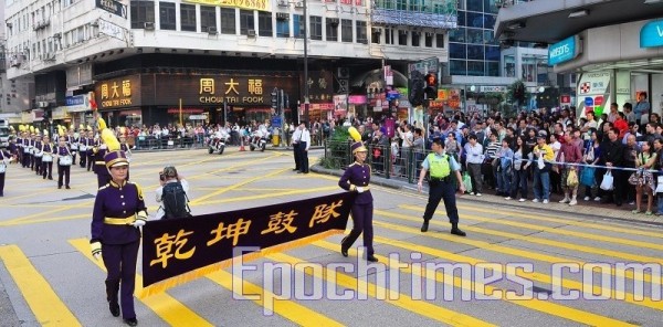 组图4 香港声援4500万勇士退党大游行 九评 郑存柱 大纪元 组图4 香港声援4500万勇士退党大游行 九评 郑存柱 大纪元