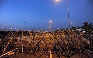 泰执政党解散案开庭 亲政府人士包围恐爆冲突