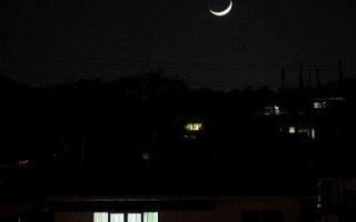 天空呈現「雙星伴月」奇觀  猶如笑臉