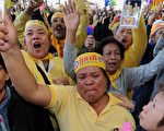 泰國憲法法庭裁定執政的人民力量黨於去年的大選中舞弊，下令解散執政黨並禁止總理頌猜等黨高層參政5年後，反政府示威者喜極而泣。（AFP）